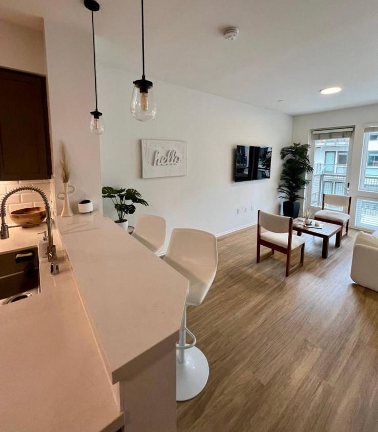 Stylish Downtown Views & Amenities Apartment *