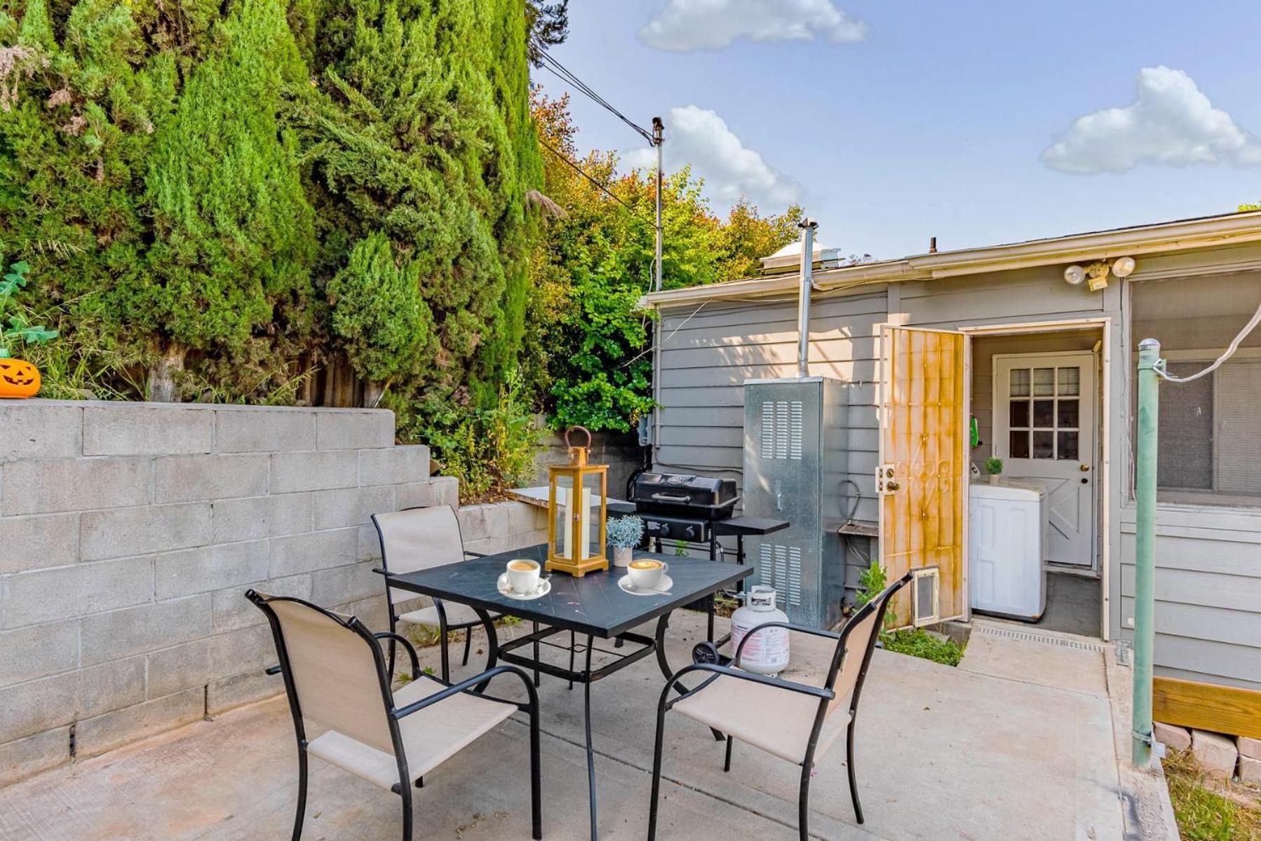 12-guest 4-br Spacious With Large Backyard, 4-car Parking Holiday home *