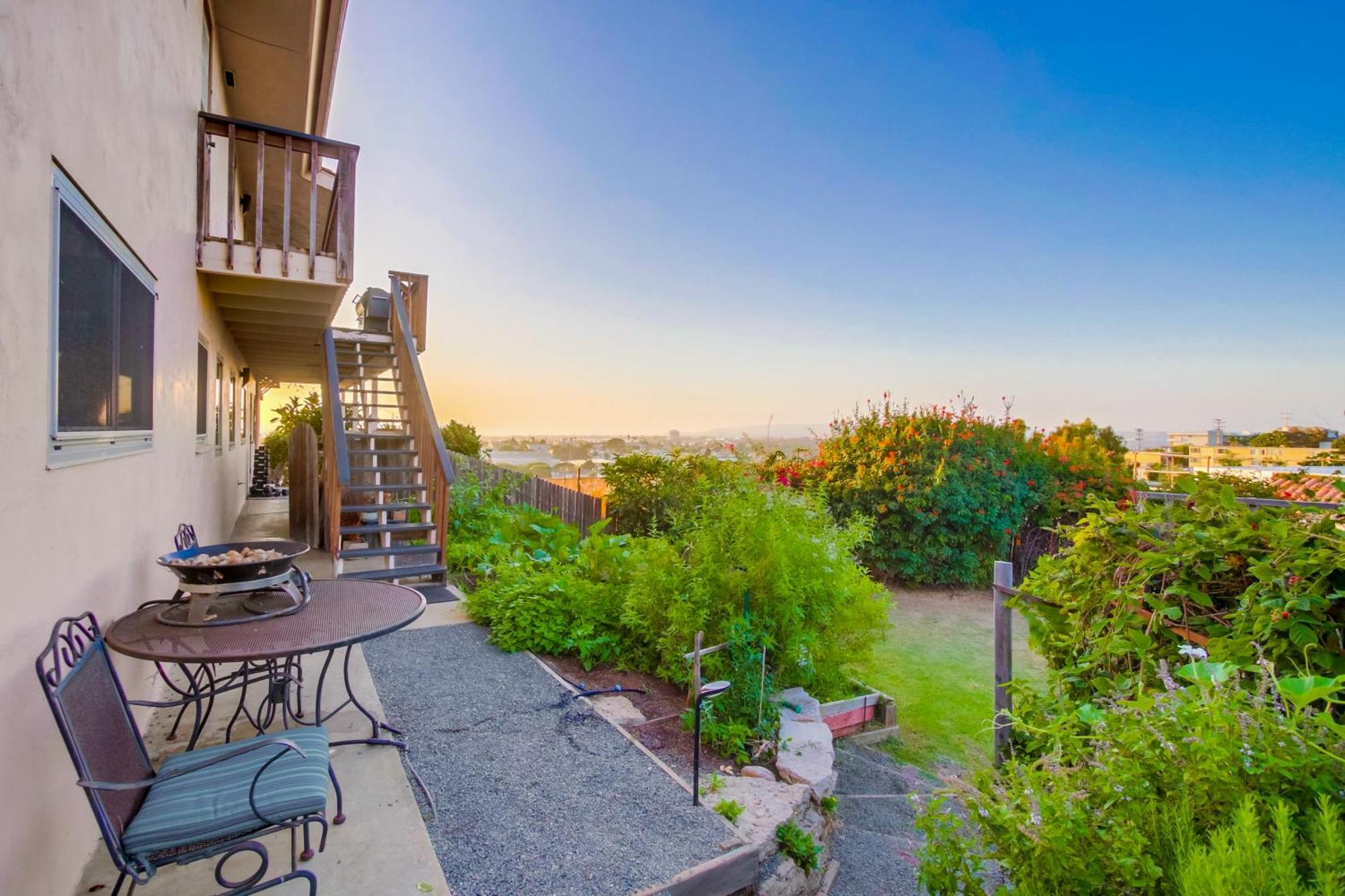 Canyon Estate Overlooking The Pacific