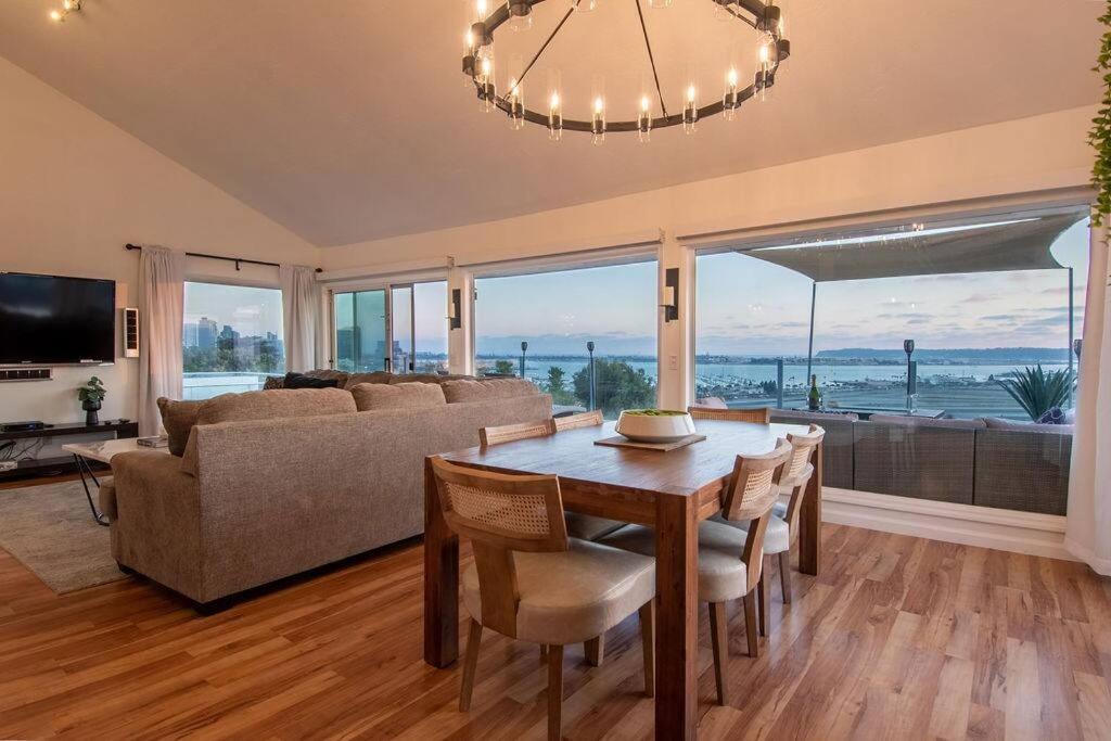 Incredible Hilltop Luxury Bay View Retreat Holiday home *