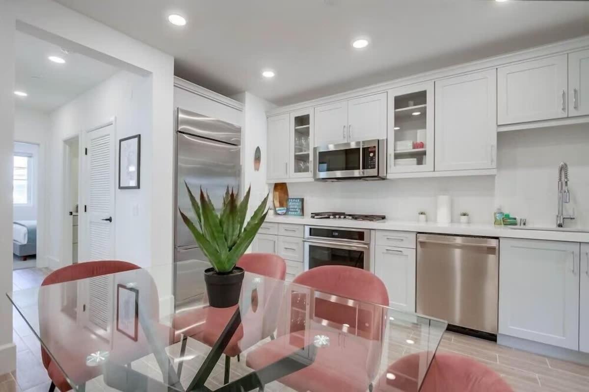 Newer Construction Beauty Steps To Mission And Bay Holiday home San Diego