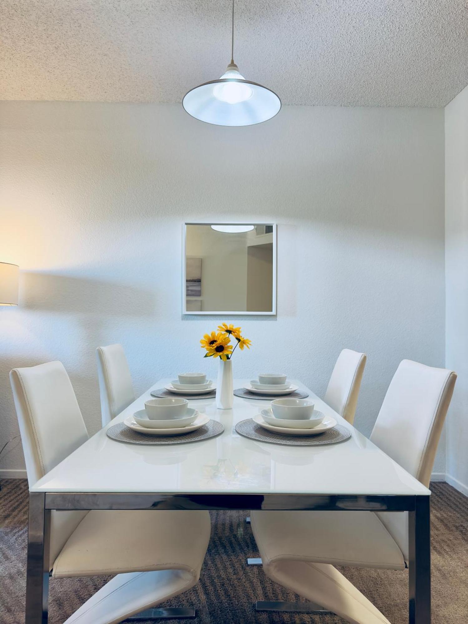 Apartment Modern 1br In Heart Of Utc - Close To Beaches, Shopping, Dining, Ucsd *