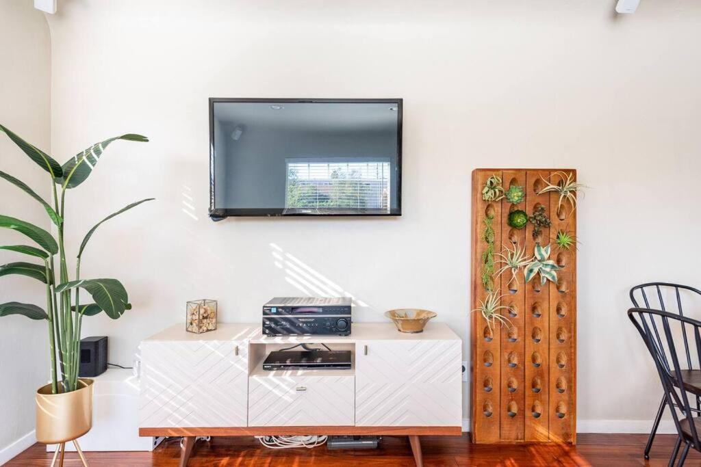 Charming Mid-century Craftsman, Hot Tub With Serene Yard Holiday home
