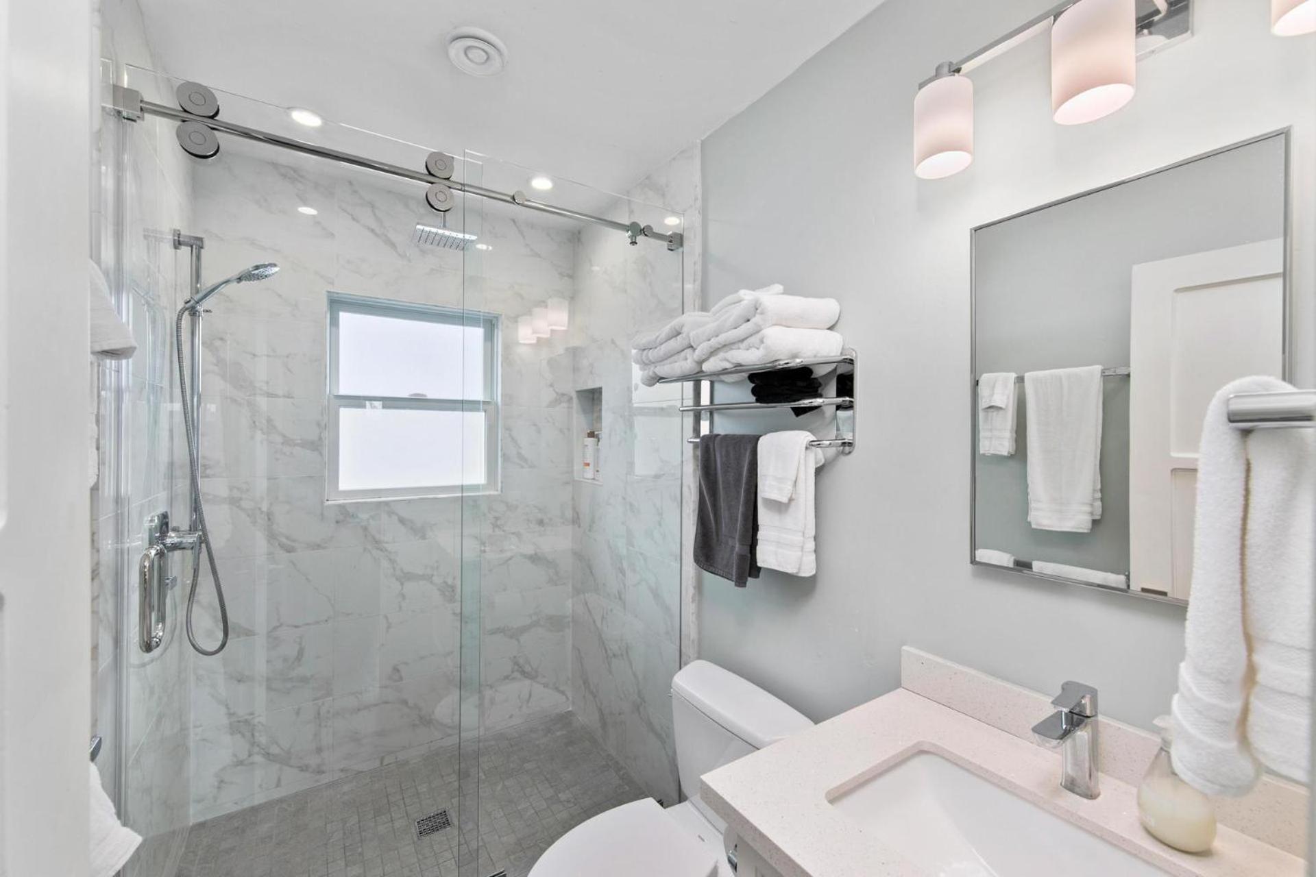 Modern Newly Renovated 2br In Heart Of Ocean Apartment