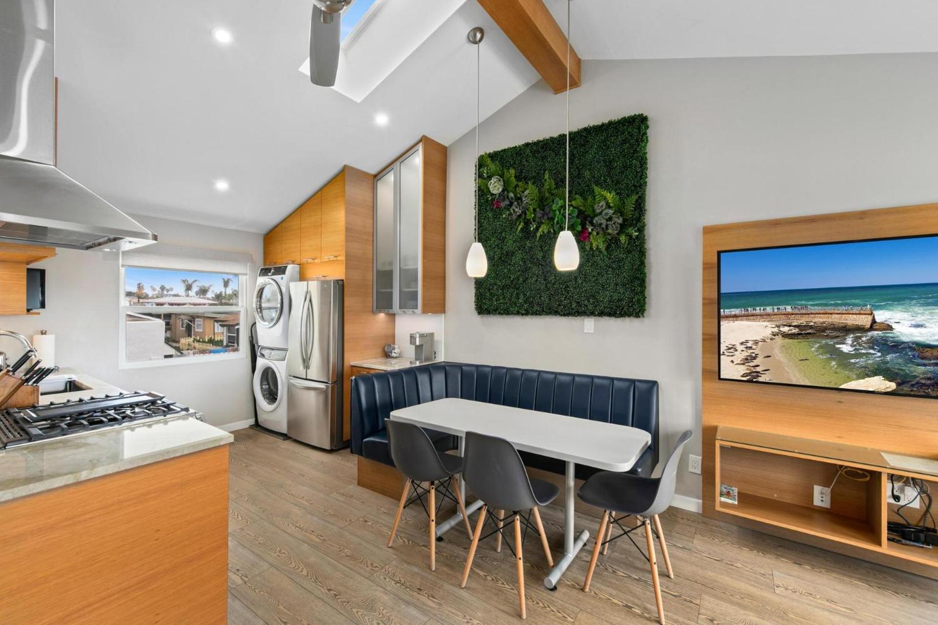 Modern Newly Renovated 2br In Heart Of Ocean Apartment