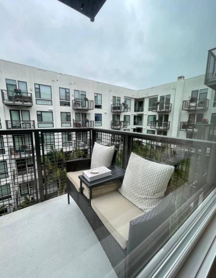 Stylish Downtown Views & Amenities Apartment *