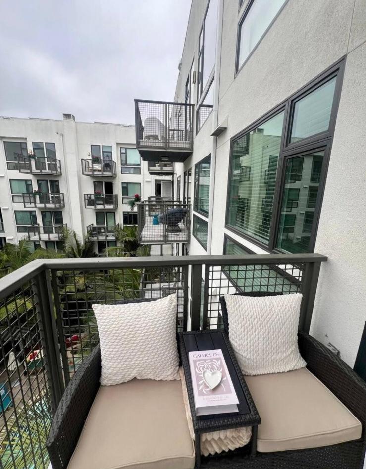 Apartment Stylish Downtown Views & Amenities *