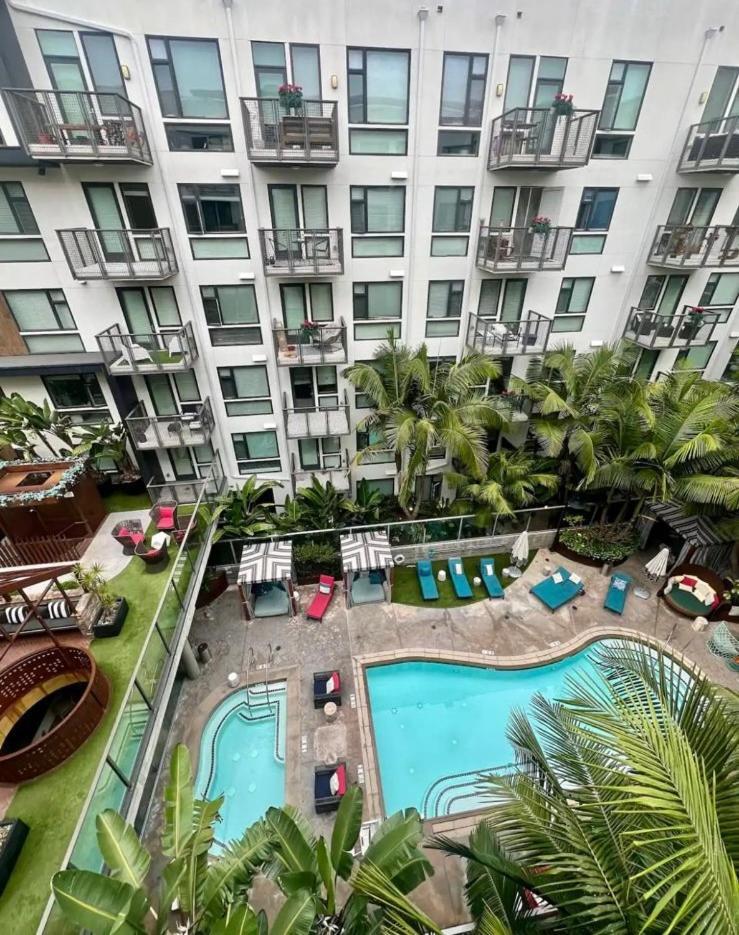 Stylish Downtown Views & Amenities Apartment
