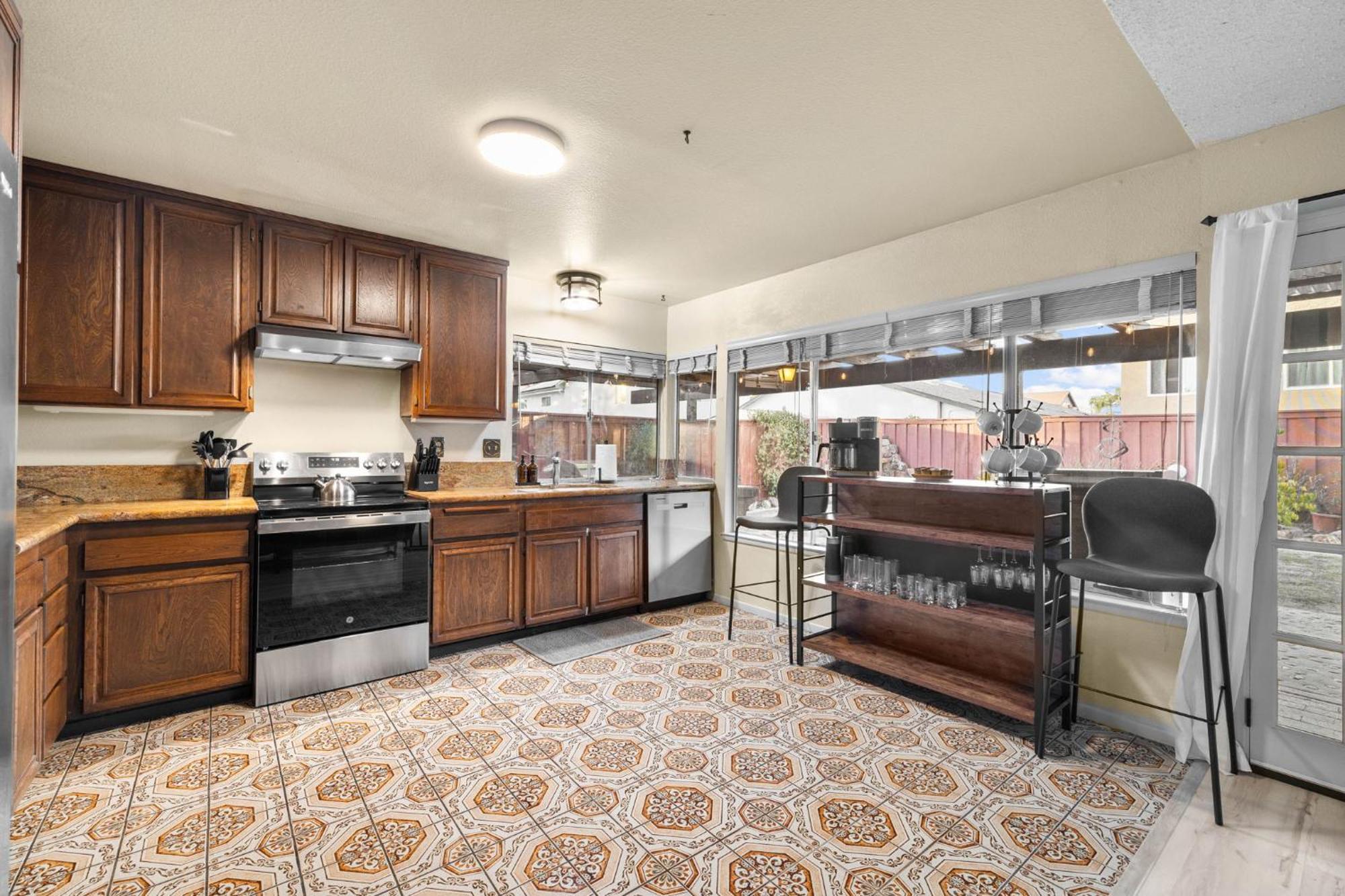 Villa Mira Mesa Family Retreat 4br With Balcony And Firepit San Diego
