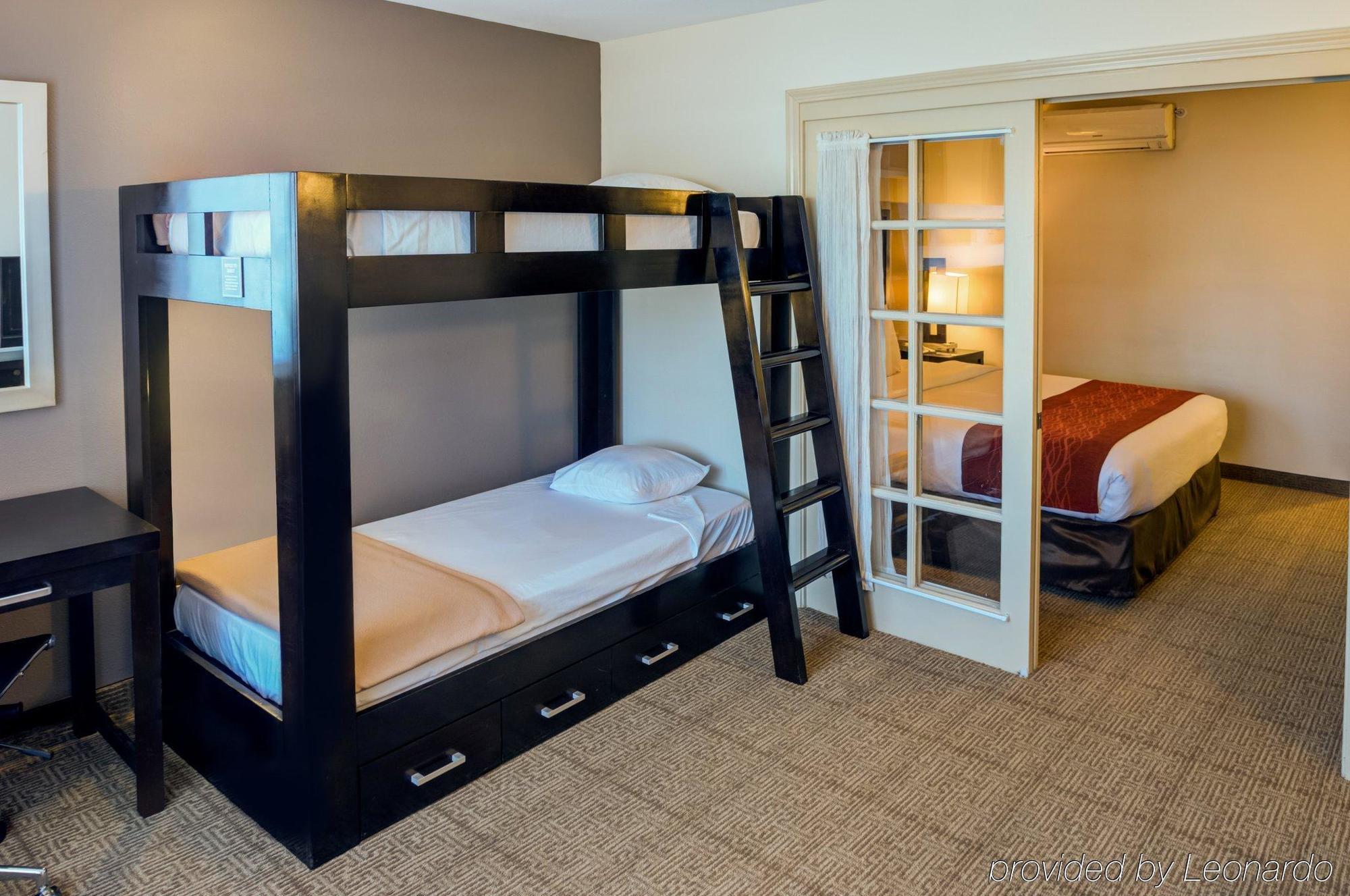 Western & Zoo -seaworld Area Hotel 3*
