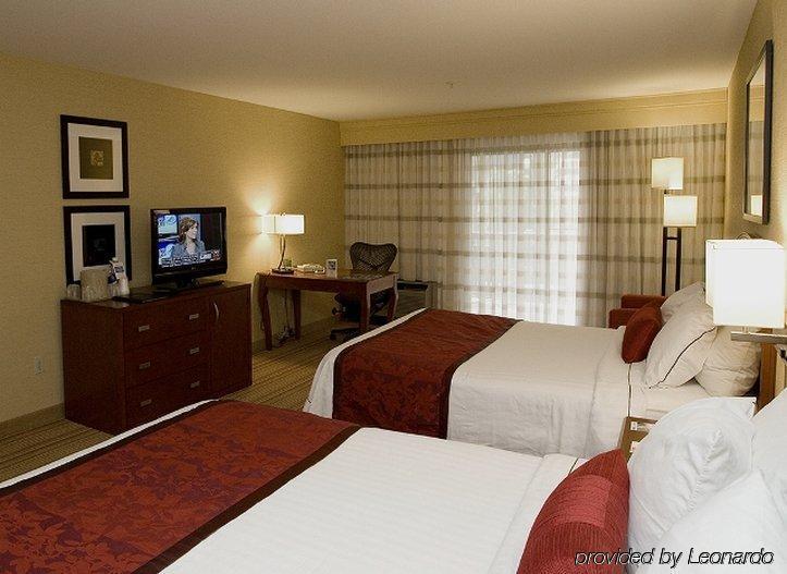 Hotel Courtyard - Outdoor Pool, Bar & Restaurant San Diego