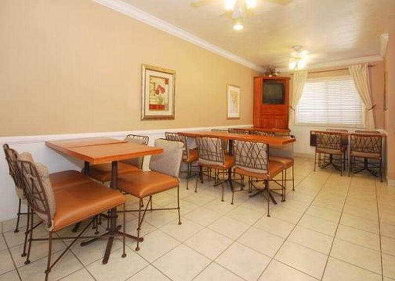 Comfort Airport At The Harbor Inn 2*