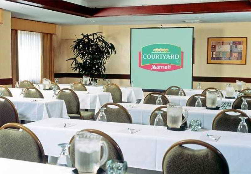 Courtyard - Outdoor Pool, Bar & Restaurant San Diego