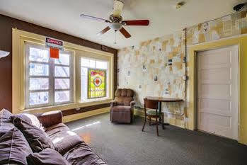 Lucky D's Youth And Traveler's Hostel *