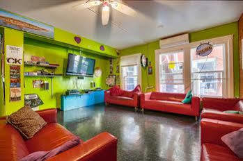 Hostel Lucky D's Youth And Traveler's *