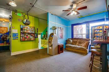 Lucky D's Youth And Traveler's Hostel *