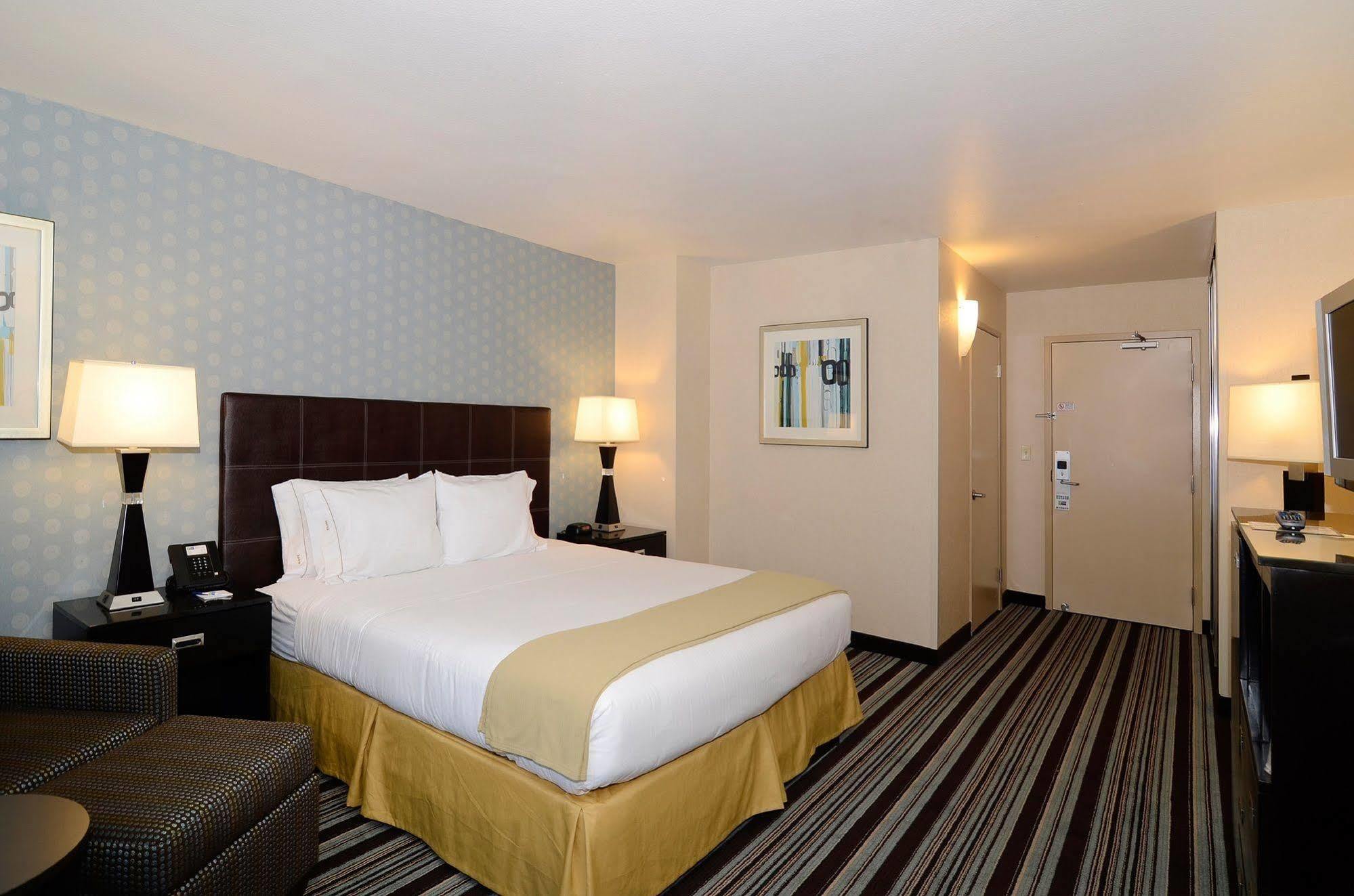 Hotel Express Airport-old Town By Ihg 2*