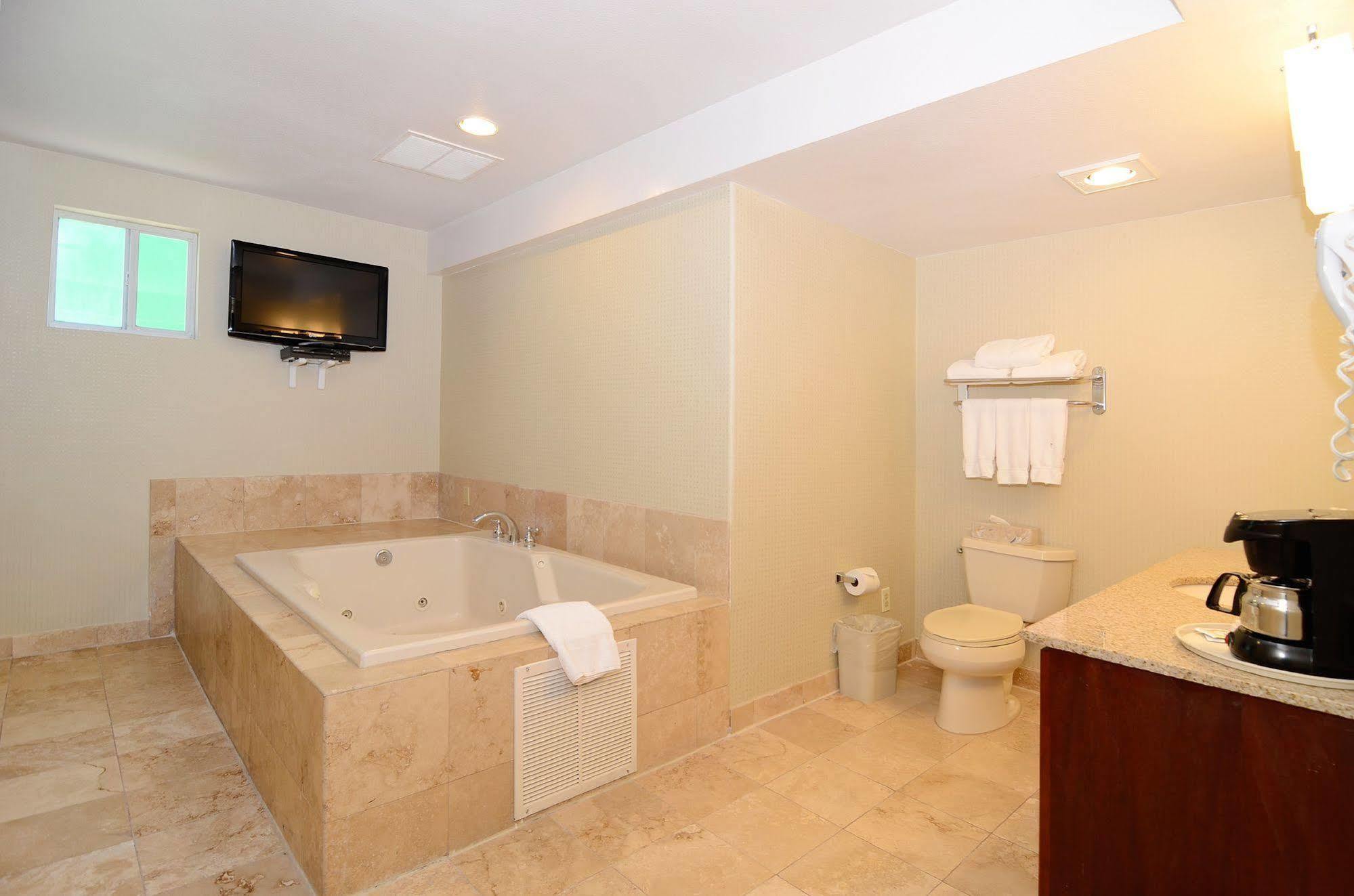 Hotel Express Airport-old Town By Ihg