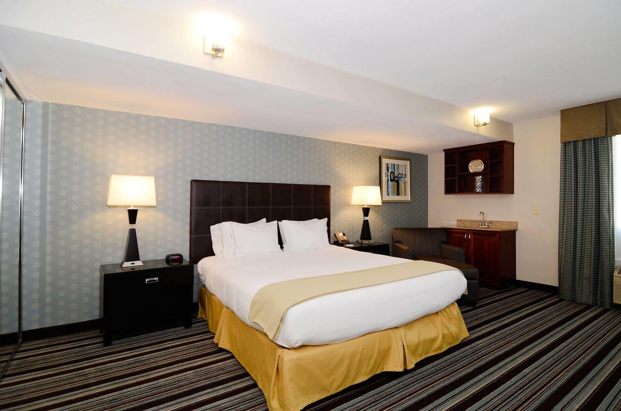 Express Airport-old Town By Ihg