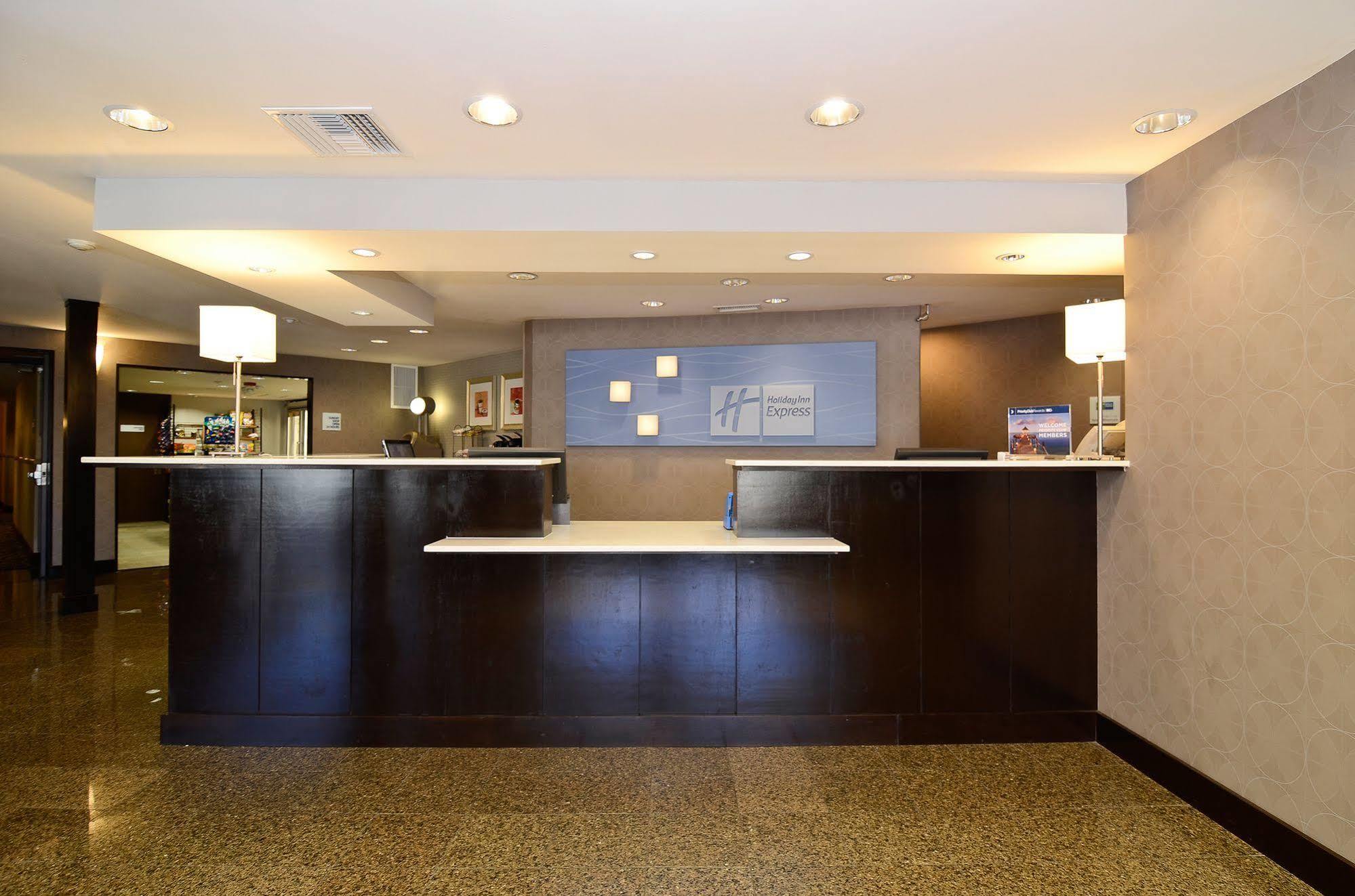 Hotel Express Airport-old Town By Ihg 2*