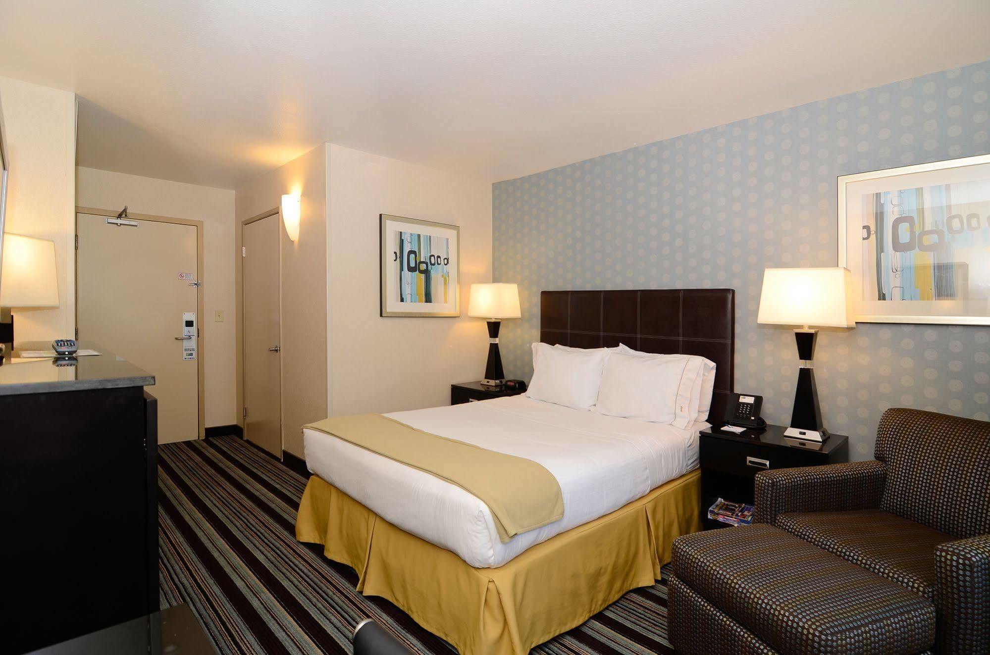 Express Airport-old Town By Ihg