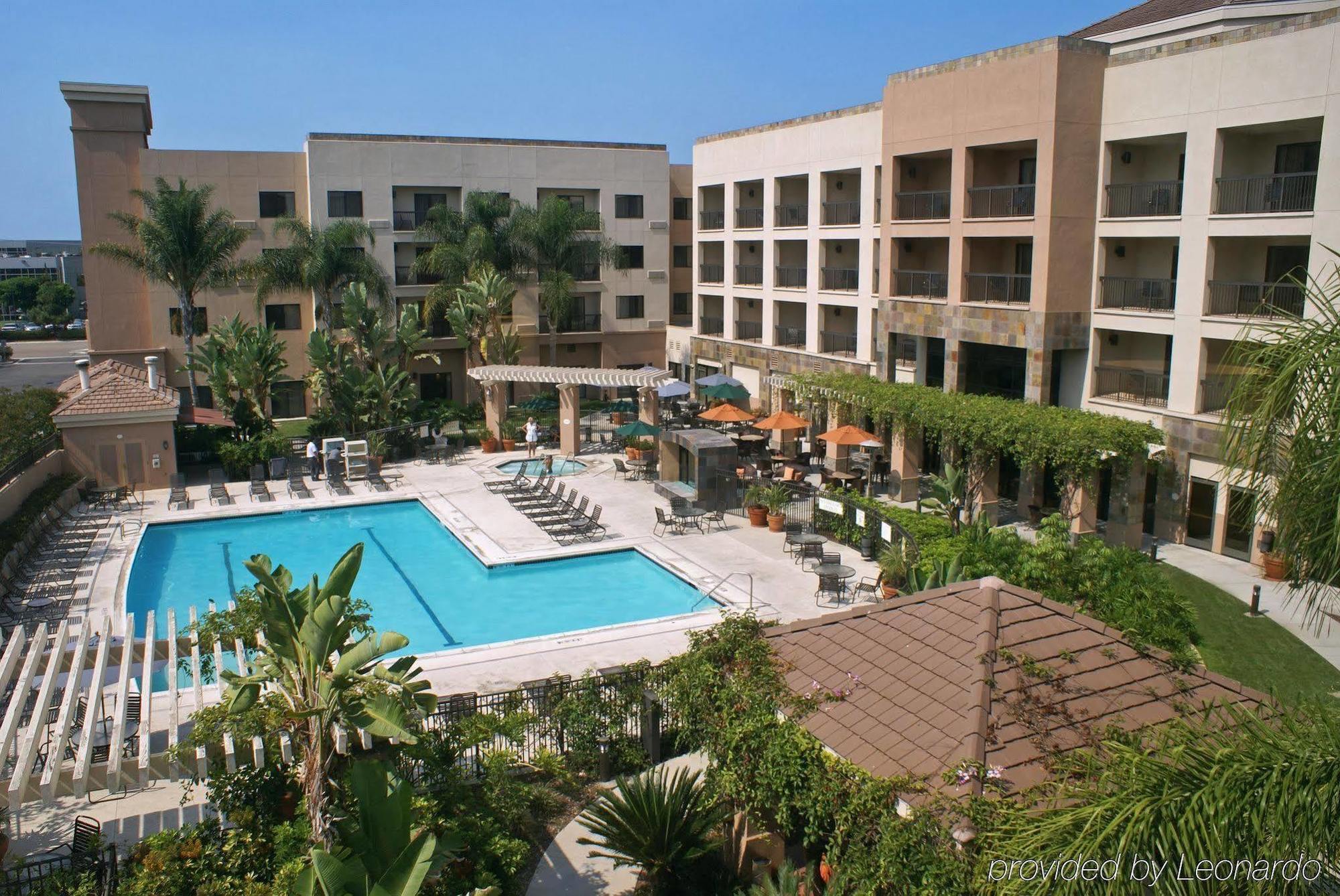 Hotel Courtyard - Outdoor Pool, Bar & Restaurant