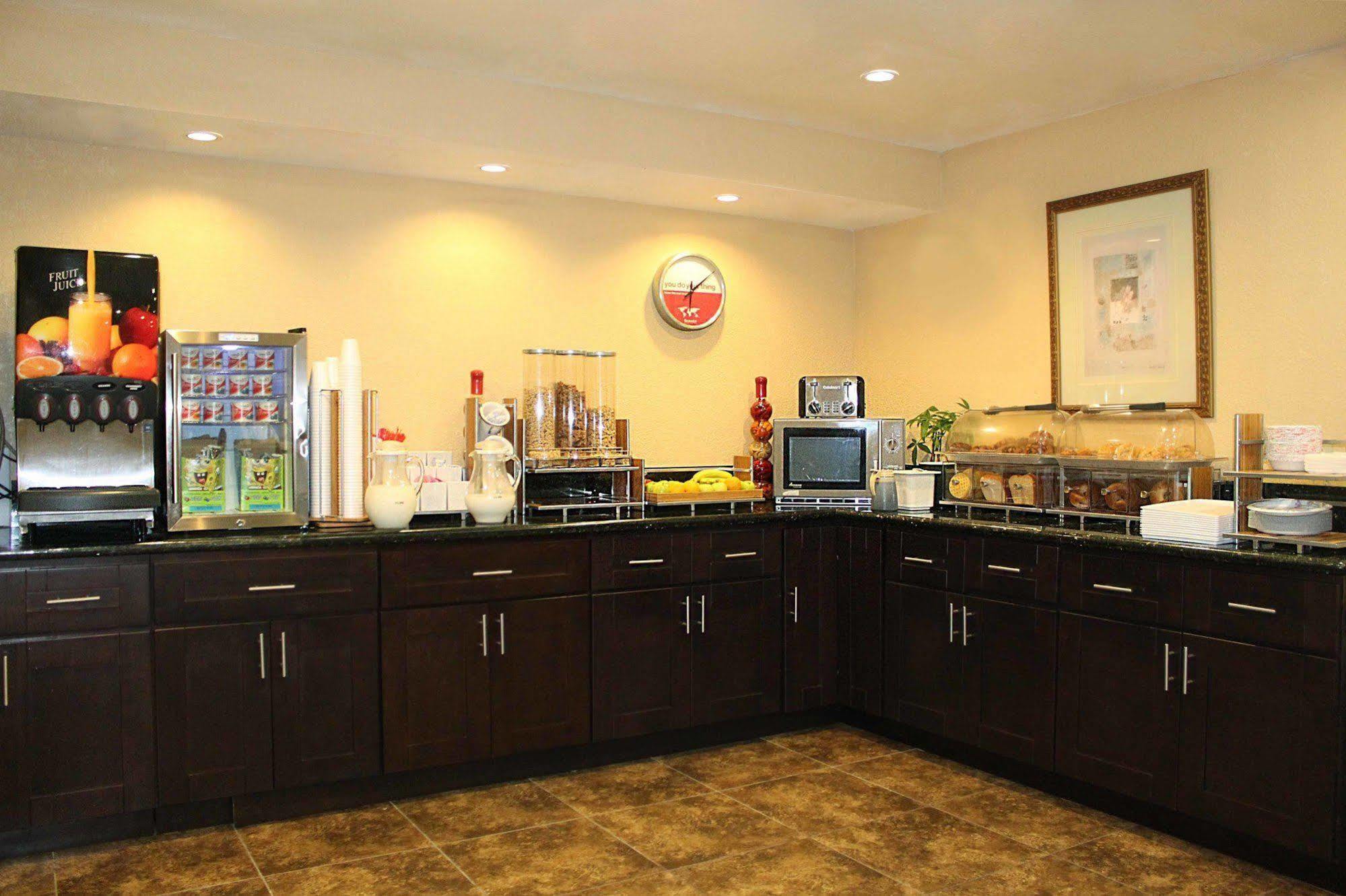 Ramada By Wyndham Near Seaworld / Mission Hotel 2*