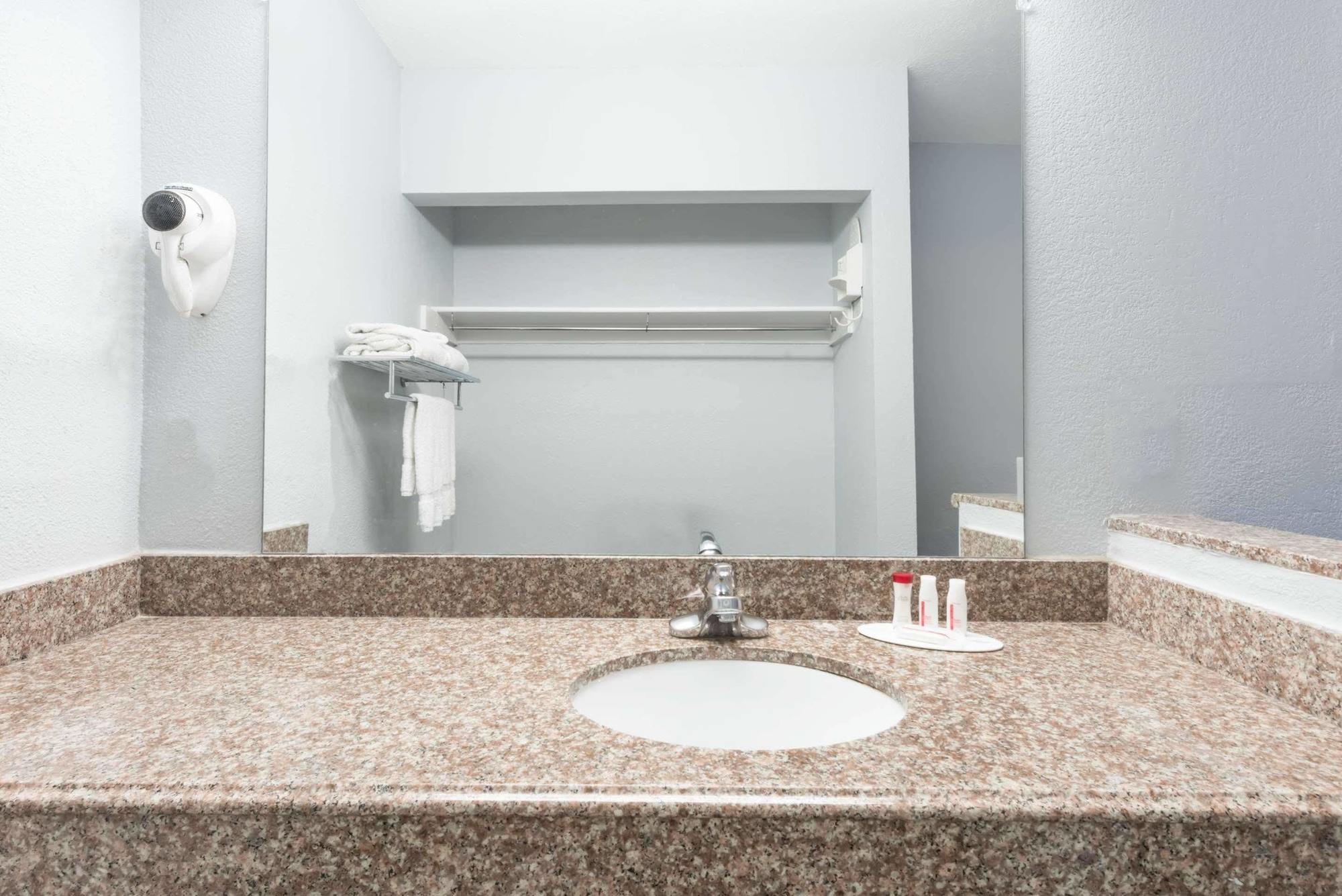 Hotel Ramada By Wyndham Near Seaworld / Mission San Diego