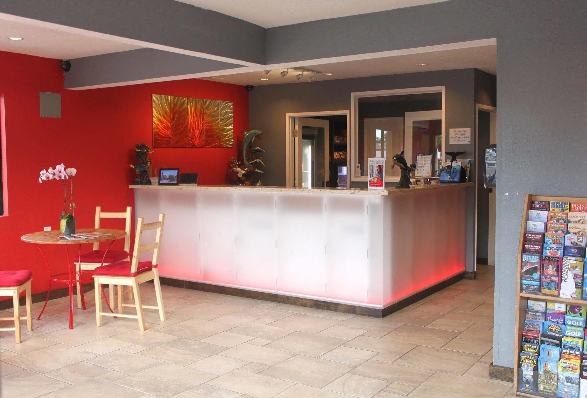Hotel Ramada By Wyndham Near Seaworld / Mission