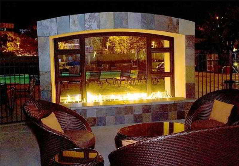 Hotel Courtyard - Outdoor Pool, Bar & Restaurant San Diego