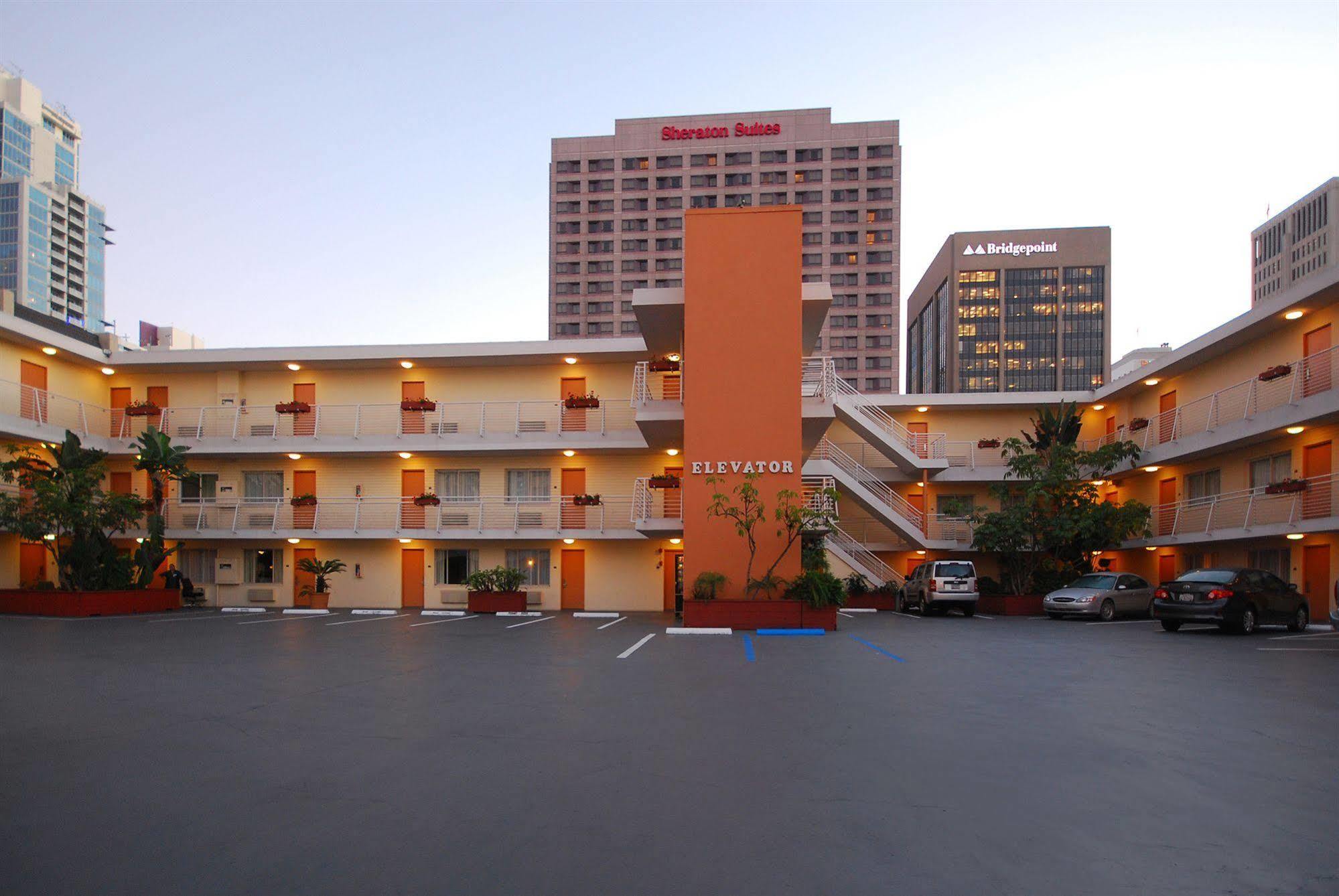 Baymont By Wyndham Downtown Motel 2*