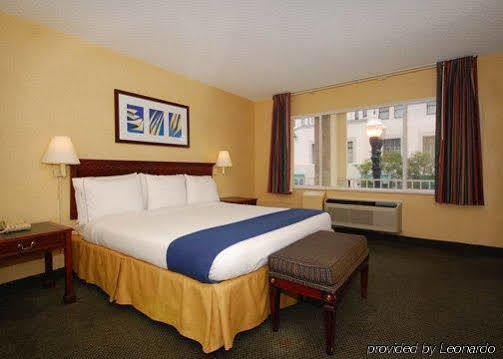 Baymont By Wyndham Downtown Motel 2*