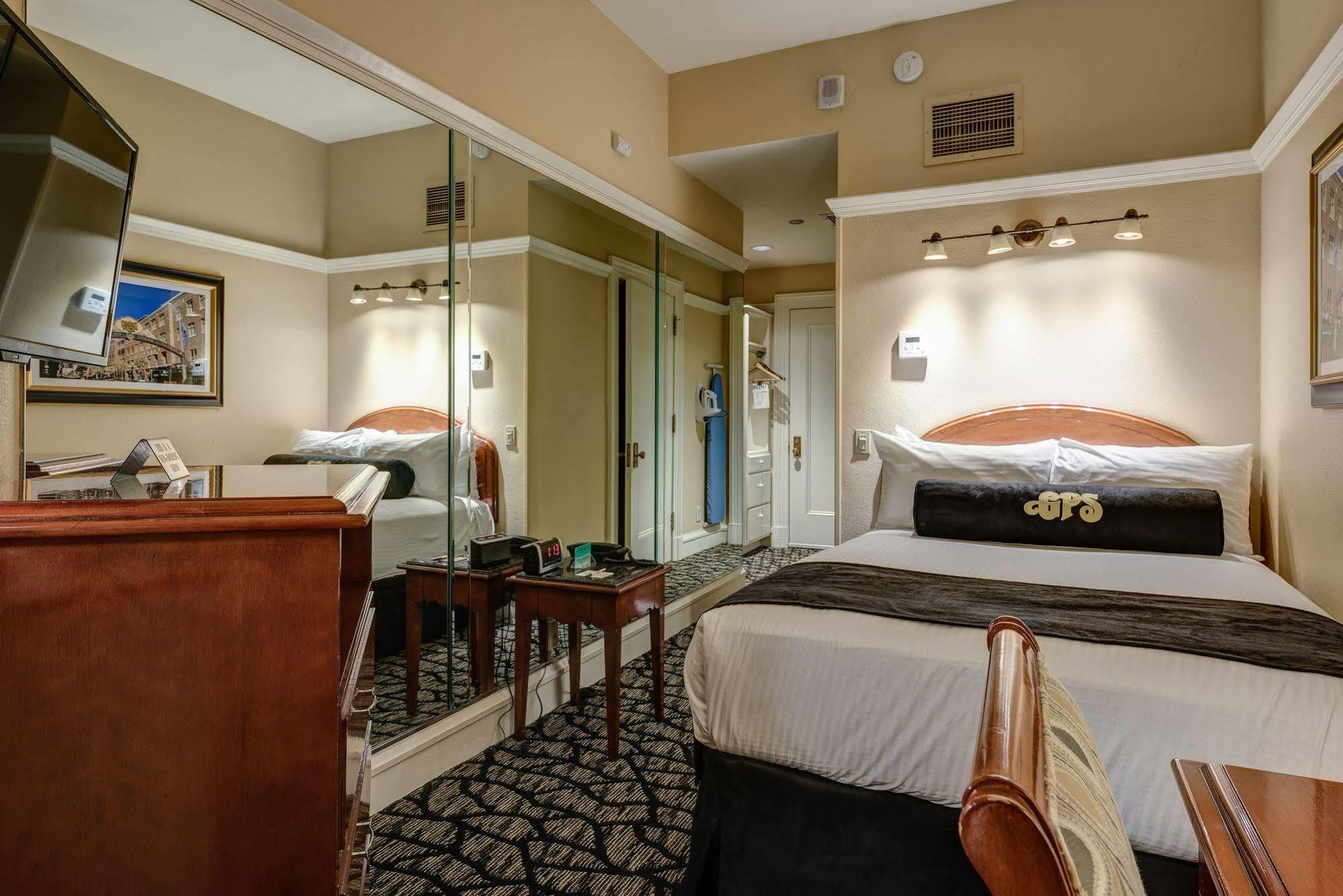 Gaslamp Plaza 4*