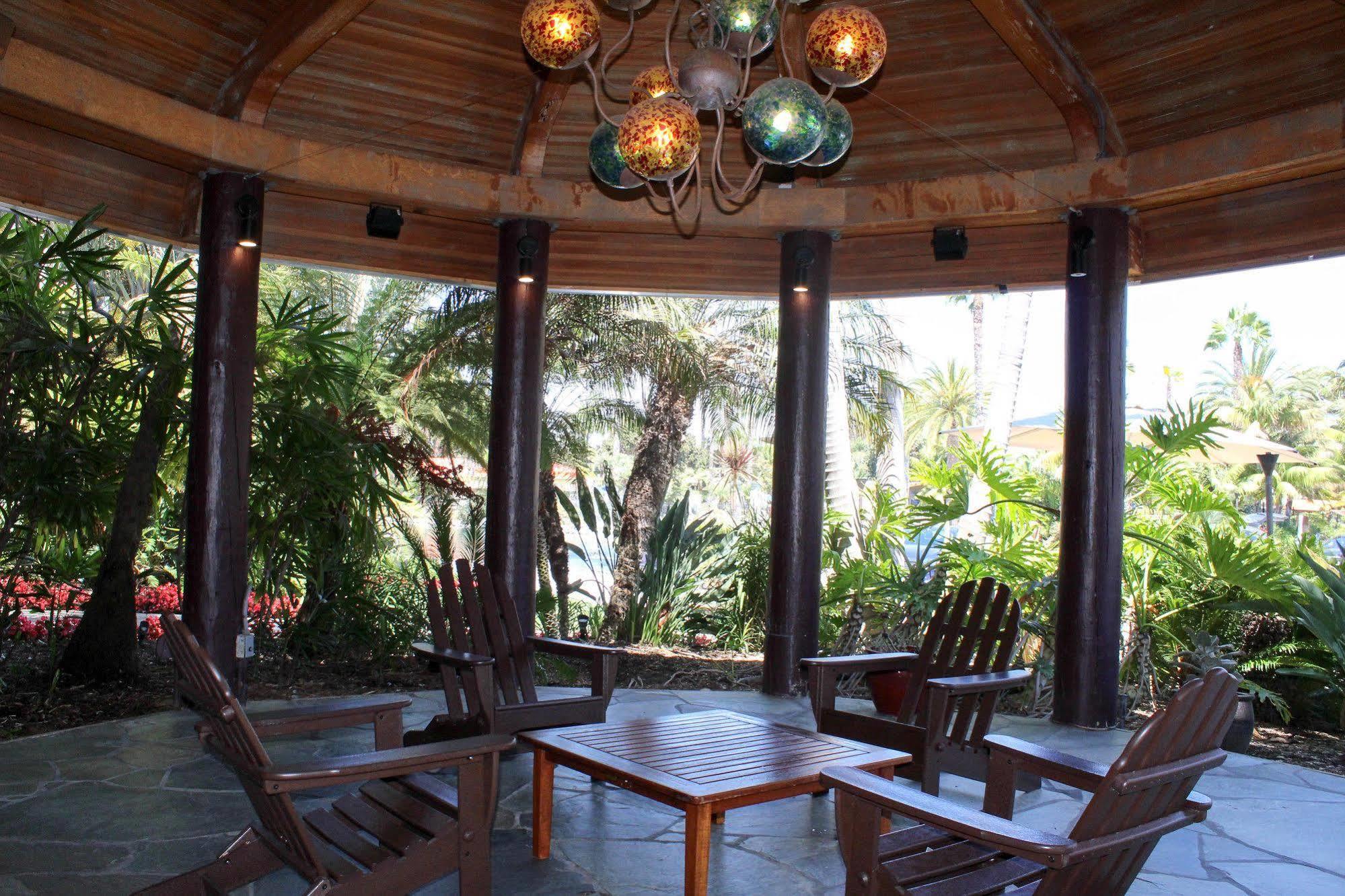 Paradise Point & 4*