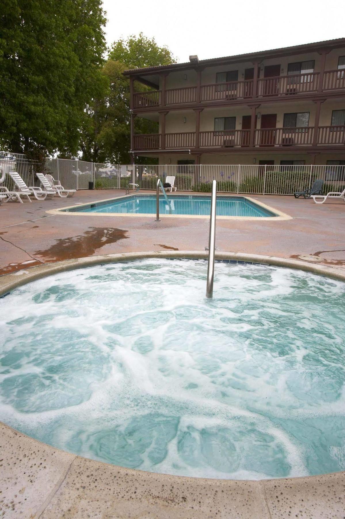 Motel Ez 8 South Bay 2*
