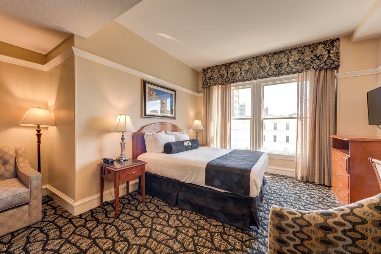 Gaslamp Plaza 4*