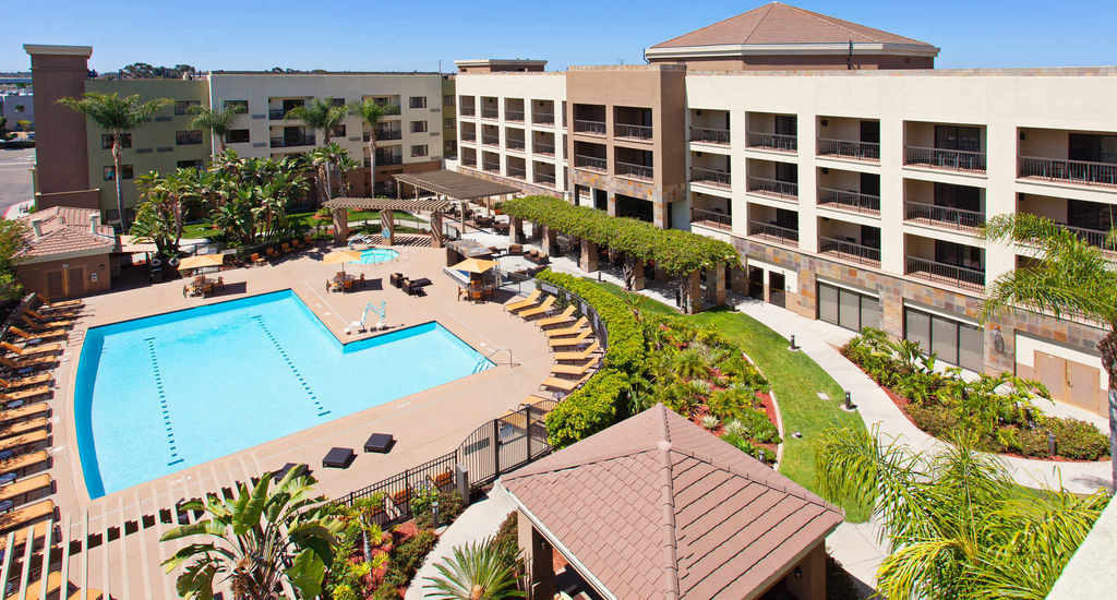 Courtyard - Outdoor Pool, Bar & Restaurant Hotel
