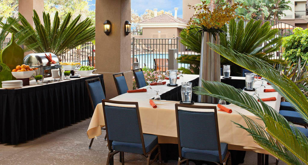 Courtyard - Outdoor Pool, Bar & Restaurant Hotel San Diego