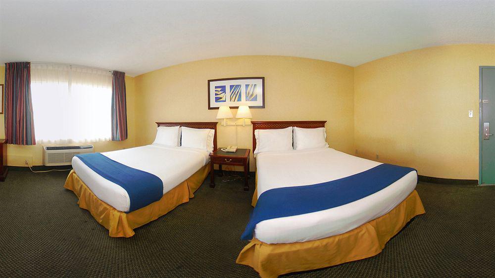 Baymont By Wyndham Downtown Motel