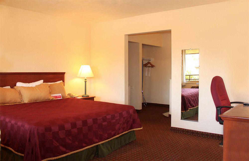 Hotel Ramada By Wyndham Near Seaworld / Mission 2*