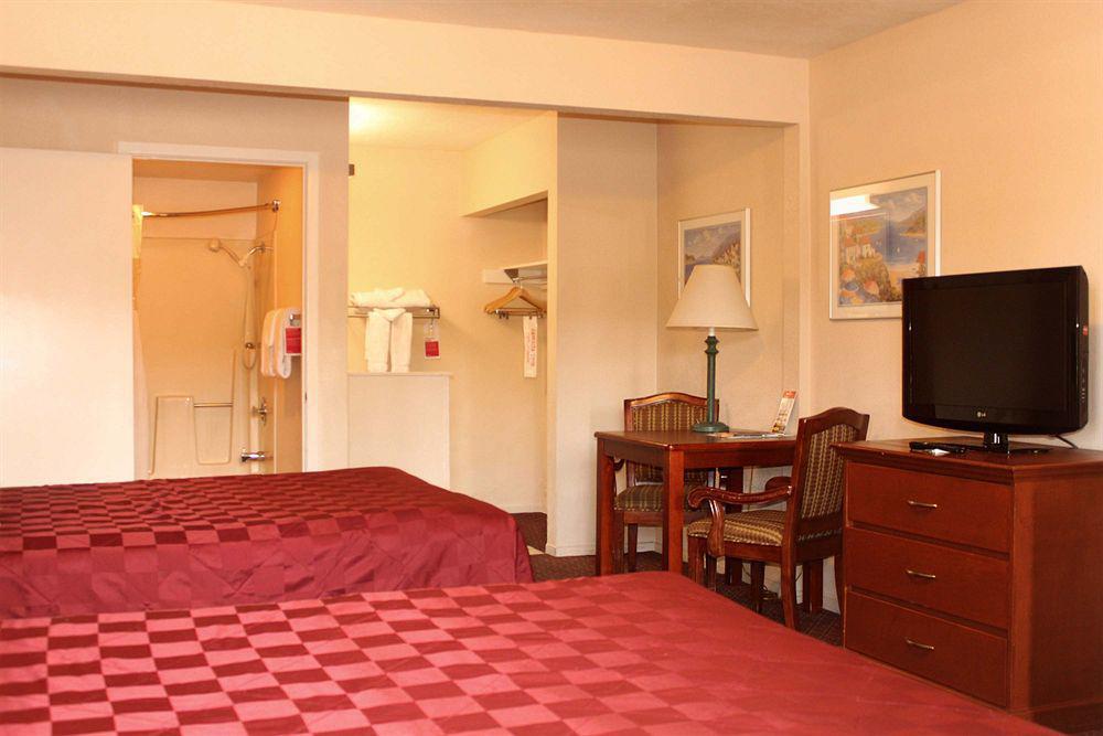 Ramada By Wyndham Near Seaworld / Mission Hotel 2*