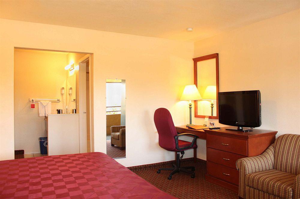 Ramada By Wyndham Near Seaworld / Mission Hotel San Diego