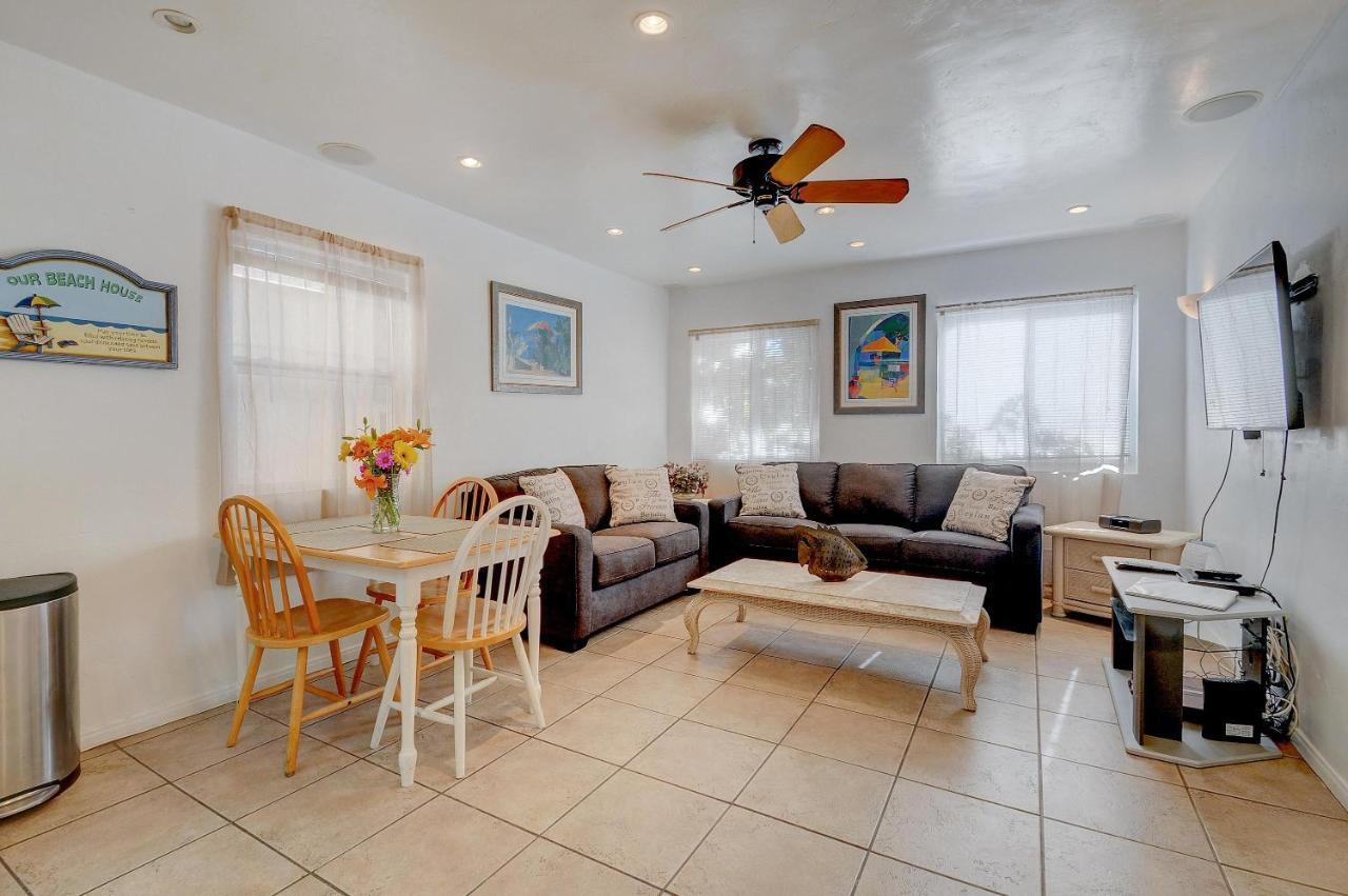Mike's Place At The Beach *